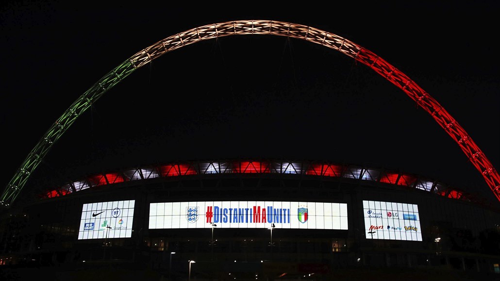 Italská trikolora nad Wembley. Zrušený zápas připomněla světelná show