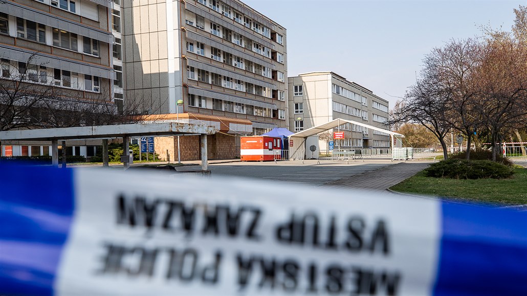 Odběrové centrum pro vyšetření na covid-19 ve Fakultní nemocnici v Hradci...