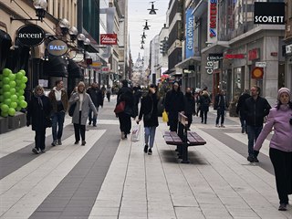 Bary a hospody ve Stockholmu jsou stále otevřené. Ulice prořídly, ale lidé...