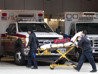 Nemocnice v New Yorku se potýkají s nebývalým přívalem pacientů. (18. března...