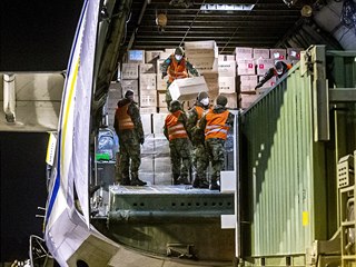 Letoun An-124 Ruslan na letišti v Pardubicích, kam z Číny přivezl další...