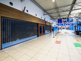 Letiště Václava Havla osiřelo. Restaurace mezi terminály, kde se jindy tísní...