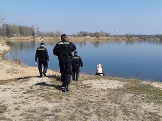 Policisté vyjížděli k nudistům u rybníků v okolí Lázní Bohdaneč, kteří...