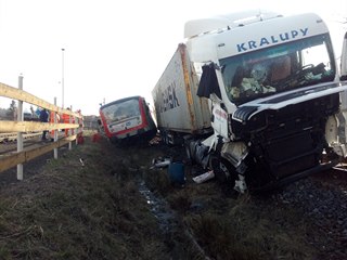 Řidič kamionu zřejmě přehlédl červené výstražné světlo zabezpečovacího zařízení...