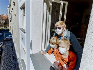 Maminka s dětmi vyjádřili zpěvem z okna poděkování a podporu lékařům,...
