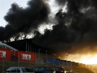 Požár skladů v Jihlavě likvidují desítky hasičských vozů
