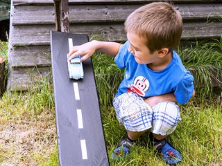 Dřevěné prkno, bruska nebo smirkový papír, černá tabulová barva, elektrikářská...