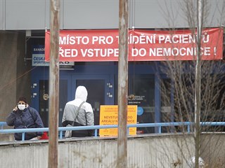 Vstup do nemocnice v Jihlavě. Podobně to vypadá i u dalších krajských nemocnic...