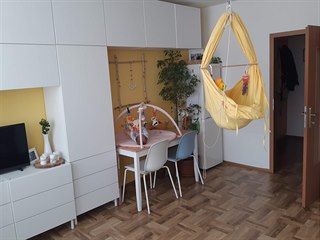 Z obývacího pokoje s kuchyňským koutem se stal i dětský pokoj a herna.