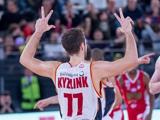 Tomáš Kyzlink (vlevo) z Virtusu Řím se v utkání italské ligy raduje z úspěšné...