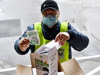 Předávka nových respirátorů pro Jihomoravský kraj. (21. března 2020)
