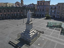 Pomník Dante Alighieriho v Neapoli, Itálie