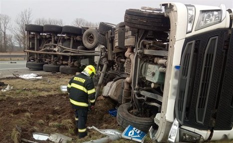 Dod�vka se srazila s cisternou �eln� na silnici I/11 na okraji T�ni�t� nad Orlic� na Rychnovsku.