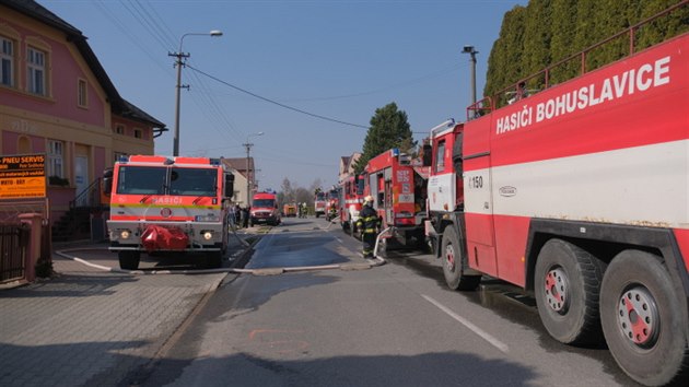 Osm jednotek hasičů likvidovalo požár velké stodoly na Opavsku. (28. března 2020)