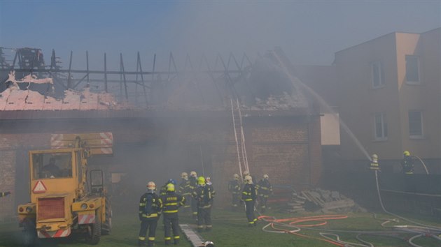 Osm jednotek hasičů likvidovalo požár velké stodoly na Opavsku. (28. března 2020)