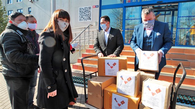 Zástupci regionální vietnamské komunity předali zástupcům Karlovarského kraje dar ve formě 1600 kusů látkových roušek a 300 kusů dezinfekčního gelu.
