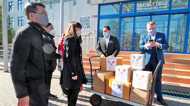 Zástupci regionální vietnamské komunity předali zástupcům Karlovarského kraje dar ve formě 1600 kusů látkových roušek a 300 kusů dezinfekčního gelu.