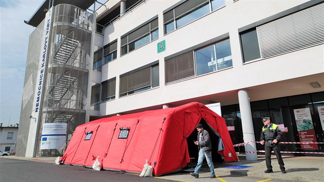 U vchodu do karlovarské nemocnice vyrostl červený stan jako zázemí sloužící pro usměrňování příchozích do areálu nemocnice.