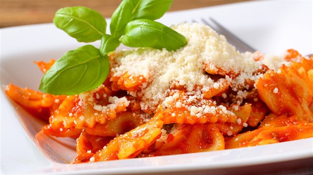 Nemusí to být vždycky jen špagety, poslouží i jiné těstoviny, které najdete ve spíži.