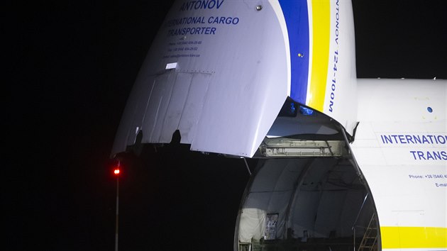 Letoun An-124 Ruslan na letiti v Pardubicch, kam z ny pivezl dal zdravotnick materil. (25. bezna 2020)
