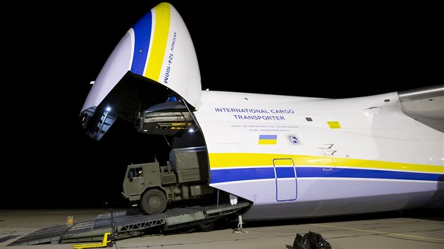 Letoun An-124 Ruslan na letiti v Pardubicch, kam z ny pivezl dal zdravotnick materil. (25. bezna 2020)