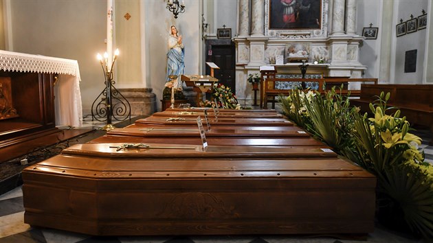 Rakve v kostele v italskm mst Serina nedaleko Bergama, kter je jednm z nejvce postiench pandemi koronaviru. (21. bezna 2020)