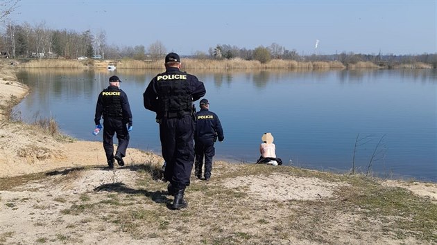 Policist vyjdli k nudistm u rybnk v okol Lzn Bohdane, kte nerespektovali nazen vldy. (28. bezna 2020)