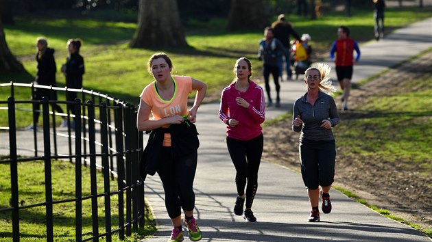 Lidé v londýnském parku běhají bez roušek. (24. března 2020)
