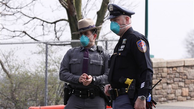Policisté v ochranných maskách v New Yorku (20. března 2020)