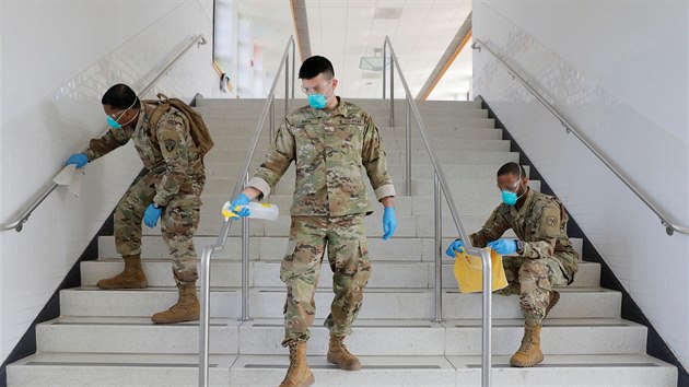 Američtí vojáci dezinfikují zábradlí na střední škole v New Yorku. (21. března 2020)
