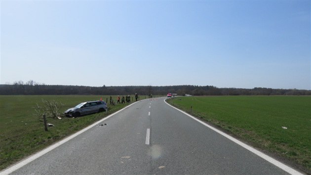 U estic na Rychnovsku se v ptek srazil motocykl s osobnm vozidlem. Jednatyicetilet idi motocyklu pozdji na nsledky zrann v nemocnici zemel. (27.3.2020)