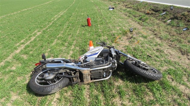 U estic na Rychnovsku se v ptek srazil motocykl s osobnm vozidlem. Jednatyicetilet idi motocyklu pozdji na nsledky zrann v nemocnici zemel. (27.3.2020)