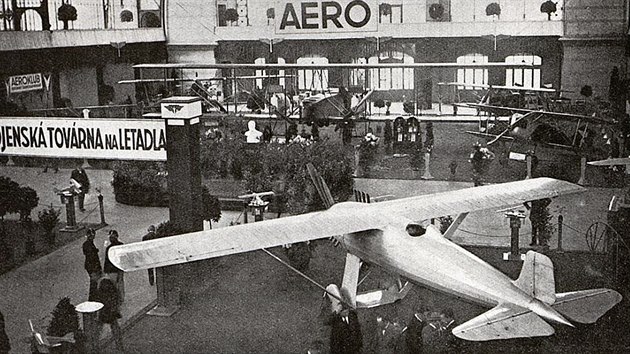 Mezinrodn leteck vstava v Praze v roce 1924, vzadu je dvoumotorov Aero A.24.