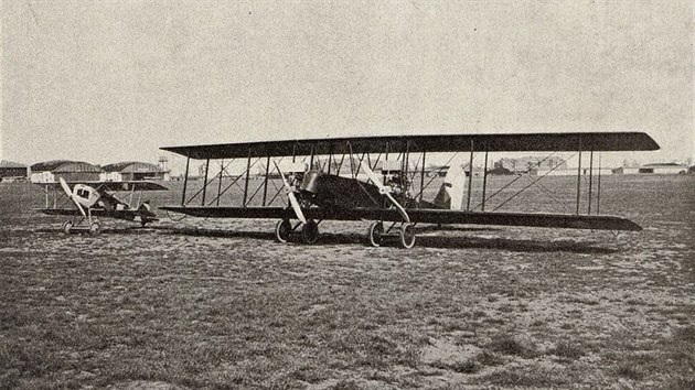 Porovnání velikostí prvního československého dvoumotorového letadla Aero A.24 a stíhačky Aero A.18