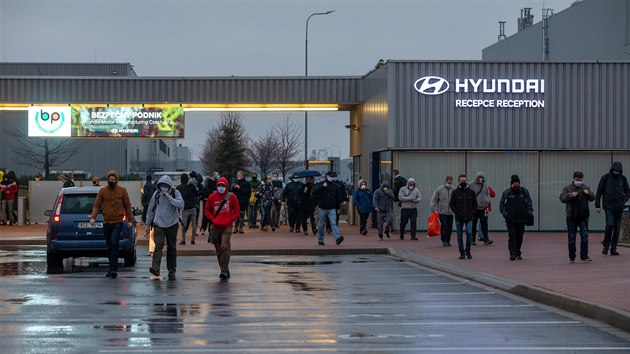 Pracovníci nošovické automobilky Hyundai po noční směně 21. března 2020 ráno opouštějí areál závodu. Továrna kvůli pandemii nového typu koronaviru na dva týdny zastavila výrobu. Zaměstnanci budou doma se 70 procenty mzdy.
