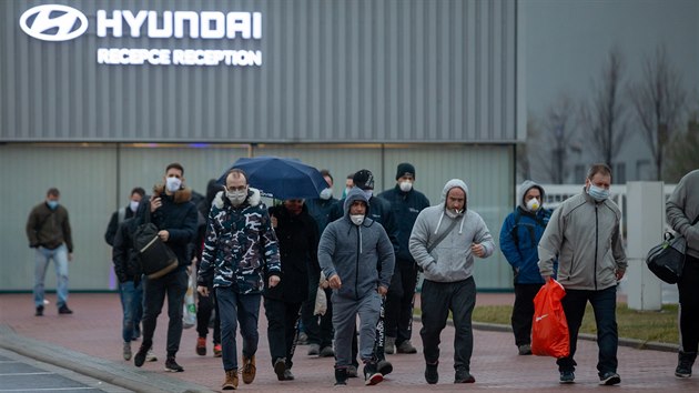 Pracovníci nošovické automobilky Hyundai po noční směně 21. března 2020 ráno opouštějí areál závodu. Továrna kvůli pandemii nového typu koronaviru na dva týdny zastavila výrobu. Zaměstnanci budou doma se 70 procenty mzdy.