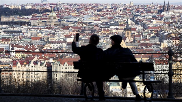 Osamocení turisté sledují panorama Prahy z Kinského zahrady (17. března 2020)