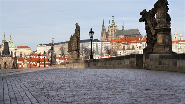 Kvli nebezpe z nkazy koronavirem se vylidnilo centrum Prahy. Przdn je tak teba i Karlv most. (16. bezna 2020)