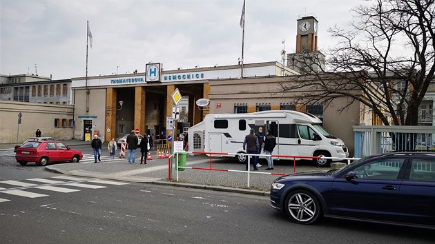 esk pjovny obytnch voz nabzej pomoc. Nemocnicm i dal slokm zchrannho systmu pistav obytky, kter poslou jako zzem pro personl.