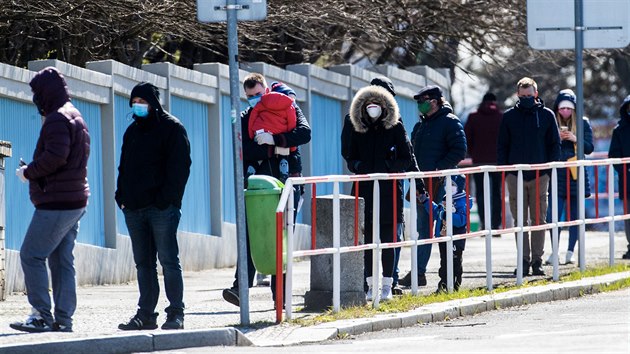 Fronta ped odbrnm mstem vzork v arelu prask Thomayerovy nemocnice. (23. bezna 2020)