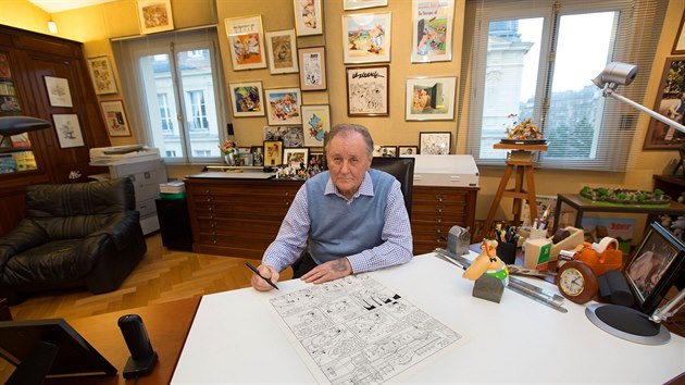 Francouzský kreslíř a ilustrátor Albert Uderzo ve své pracovně