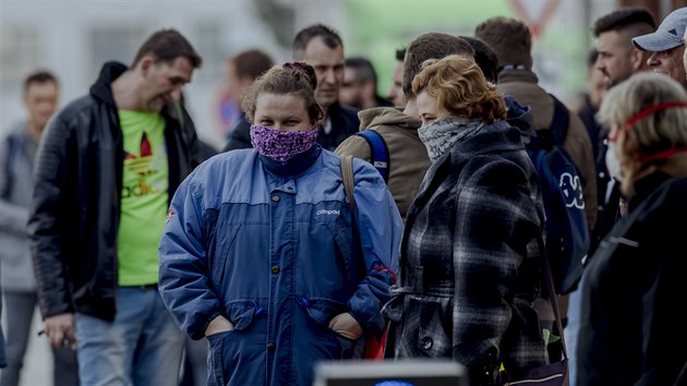 Zamstnanci mladoboleslavsk kody odchzej z posledn smny. Spolenost se rozhodla zastavit provoz i proto, e dva z jejch zamstnanc maj potvrzenou nkazu koronavirem. (18. bezna 2020)