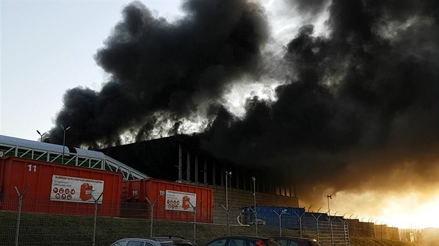 Požár skladů v Jihlavě likvidují desítky hasičských vozů