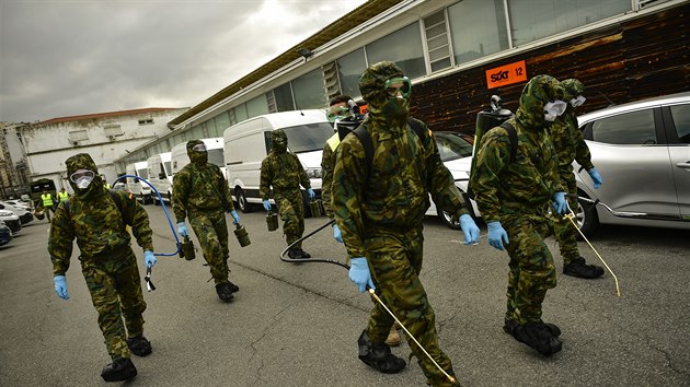 lenov panlsk vojensk pohotovostn jednotky dezinfikuj ulice s clem zastavit en koronaviru. (23. bezna 2020)