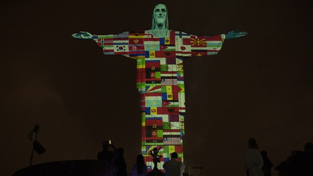 Socha Jee Krista v Rio de Janeiru s vlajkami zem zasaench koronavirem (24. bezna 2020)