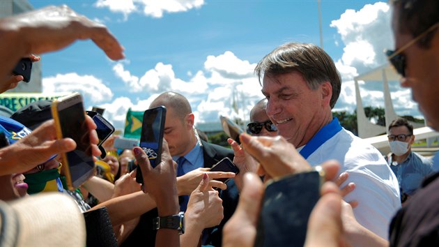 Brazilsk prezident Jair Bolsonaro si podv ruce se svmi pznivci navzdory epidemii koronaviru. Prezident dlouhodob zlehuje nkazu, o nemoci COVID-19 tvrd, e je jen chipeka. (15. bezna 2020)