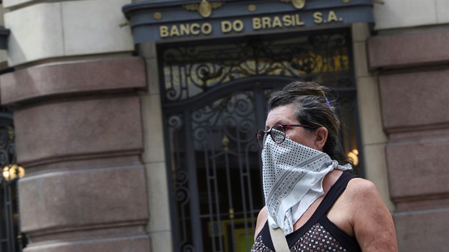 Brazilka s tv zakrytou tkem se chrn proti koronaviru. (19. bezna 2020)