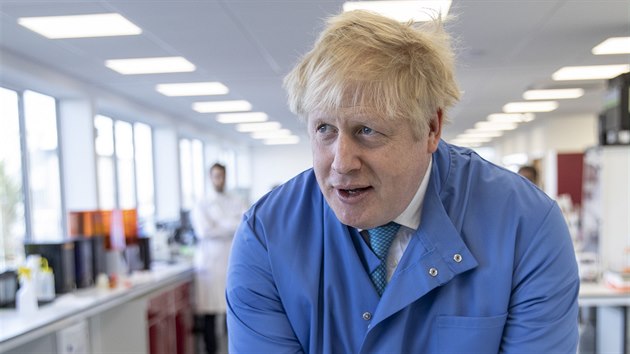 Britský premiér Boris Johnson si umývá ruce. (6. března 2020)