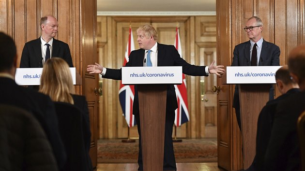 Britsk premir Boris Johnson se svmi zdravotnickmi poradci informuje o en koronaviru v zemi. (19. bezna 2020)