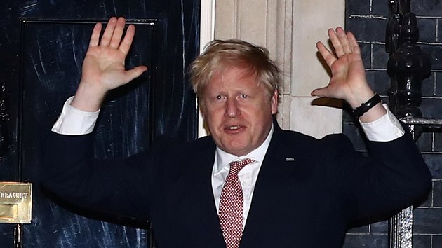 Britský premiér Boris Johnson tleská zdravotníkům za jejich úsilí v boji s koronavirem. (6. března 2020)